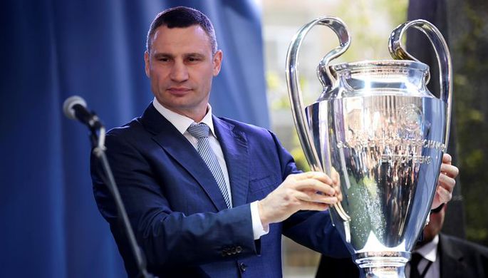 Мэр Киева Виталий Кличко с кубком победителя Лиги чемпионов