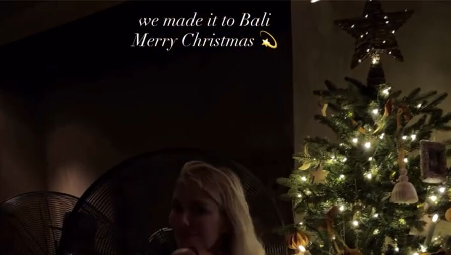 Модель Елена Перминова в мини-платье с открытой спиной снялась на Бали