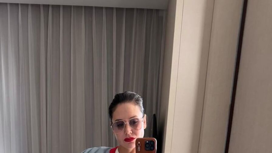 Гимнастка Ляйсан Утяшева показала фигуру в мини-юбке и бомбере