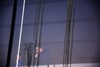 Требуя открыть магазин, разгневанная толпа подралась с охранниками и начала кидаться яйцами.