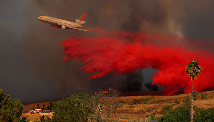 Самолет DC-10 во время лесных пожаров в Ориндже, Калифорния, 9 октября 2017 года