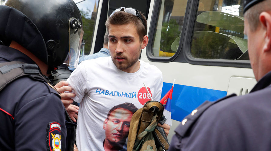Задержание участника несанкционированного митинга на Тверской улице в Москве
