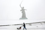 Уборка снега на территории Мамаева кургана, 6 февраля 2020 года