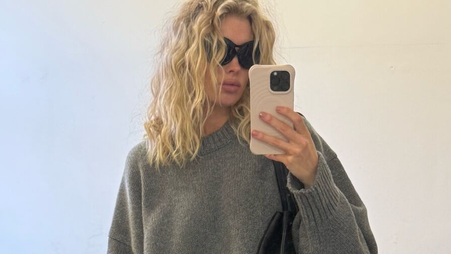 Модель Эльза Хоск снялась в мини-юбке и сапогах