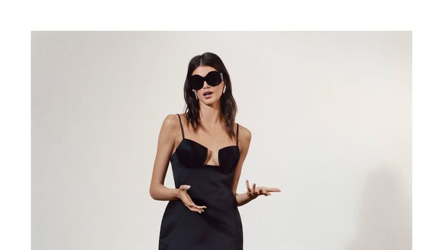 Модель Кайя Гербер показала фигуру в мини-платье с глубоким декольте