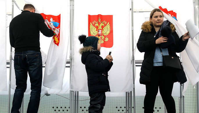 Во время голосования на выборах президента РФ на избирательном участке в Подмосковье, 18 марта 2018...