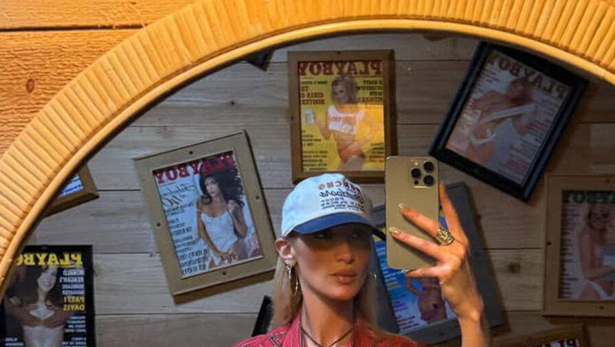 Модель Белла Хадид снялась в облегающем топе с глубоким декольте