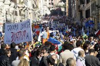 В Риме начались беспорядки, демонстранты жгут машины, разбивают витрины магазинов 