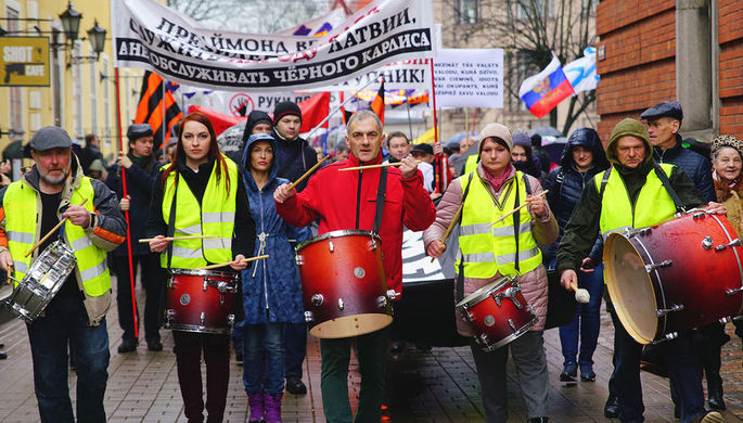 Участники митинга «Марш рассерженных родителей» в знак протеста против принятых законов...