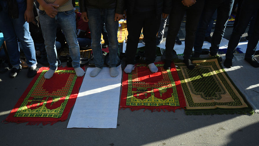  Мусульмане перед намазом в день праздника Ураза-байрам у Соборной мечети в Москве, 4 июня 2019 года 