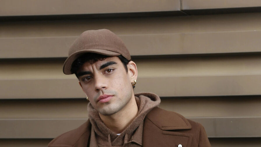 Дизайнер Егоров призвал носить полусвитер с короткой молнией в январские морозы