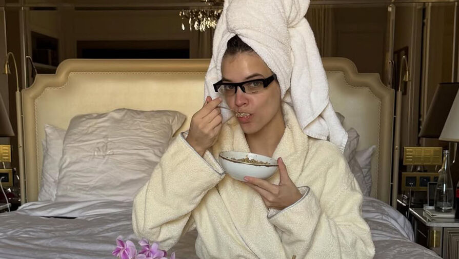 Модель Барбара Палвин снялась в халате без макияжа