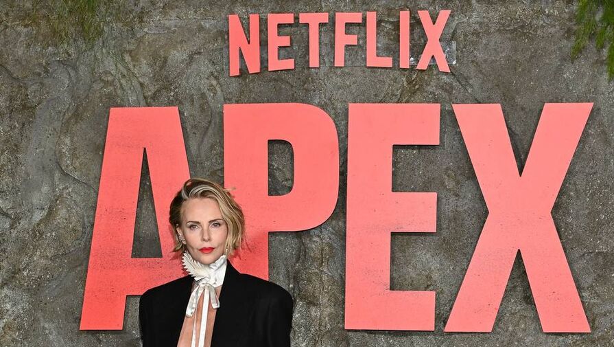 Актриса Шарлиз Терон появилась на публике в жакете без топа и бюстгальтера