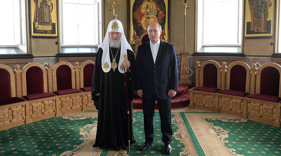 Президент России Владимир Путин и патриарх Московский и всея Руси Кирилл во время посещения Спасо-Преображенскиого Валаамского ставропигиального монастыря, 11 июля 2018 года