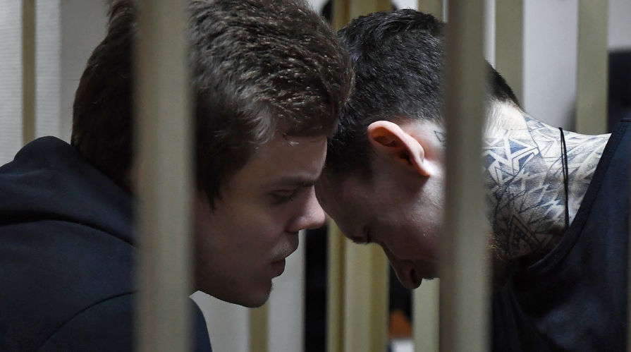 Футболисты Павел Мамаев и Александр Кокорин, обвиняемые в хулиганстве и побоях, во время заседания Пресненского районного суда Москвы, 3 апреля 2019 года