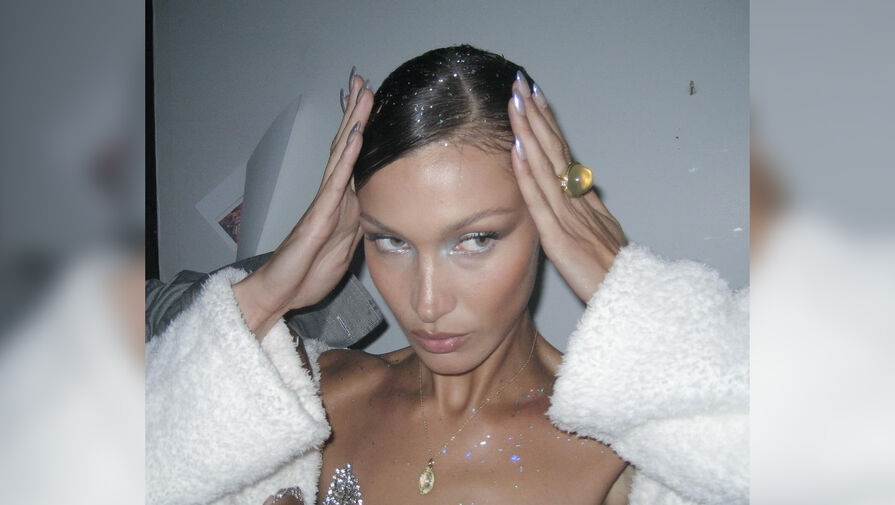 Модель Белла Хадид в платье из кружева и шубе прогулялась по городу