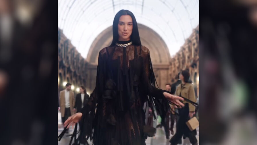 Певица Дуа Липа в прозрачном платье прогулялась по Италии