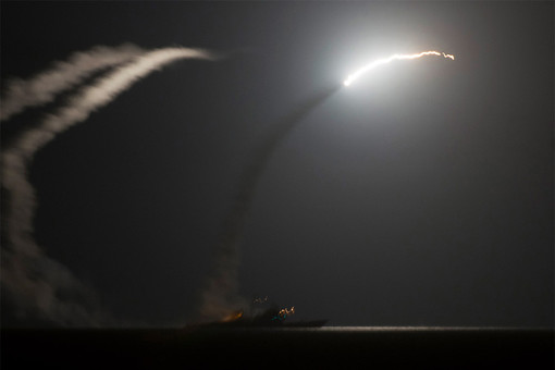 Ракетный крейсер USS Philippine Sea обстреливает крылатыми ракетами «Томагавк» позиции террористической группировки «Исламское государство»