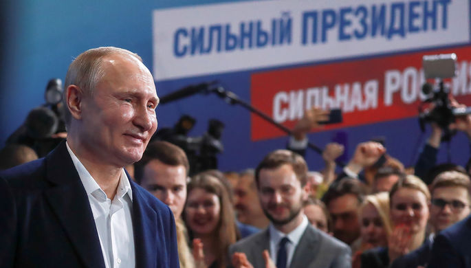 Владимир Путин во время встречи с доверенными лицами в своем предвыборном штабе в день выборов...