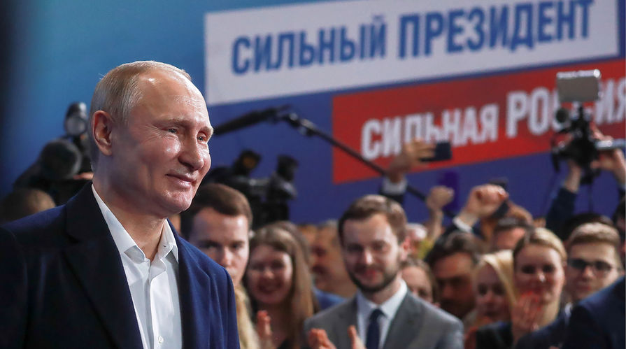 Владимир Путин во время встречи с доверенными лицами в своем предвыборном штабе в день выборов президента, 18 марта 2018 года