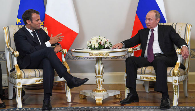 Президент Франции Эмманюэль Макрон и президент России Владимир Путин во время встречи в...