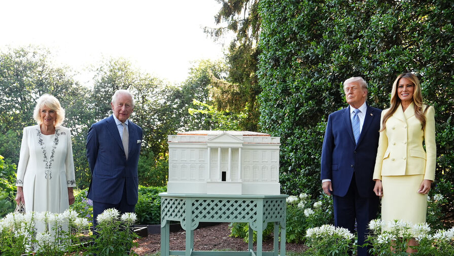 Первая леди США Трамп в юбке и лодочках со змеиным принтом снялась с Карлом III