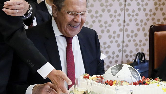 Глава МИД России Сергей Лавров получил в подарок торт в виде футбольного мяча