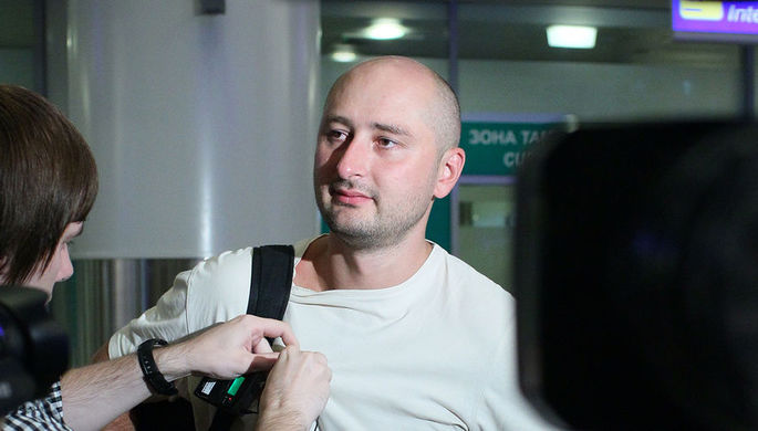 Российский журналист Аркадий Бабченко в аэропорту «Шереметьево» после депортации из...