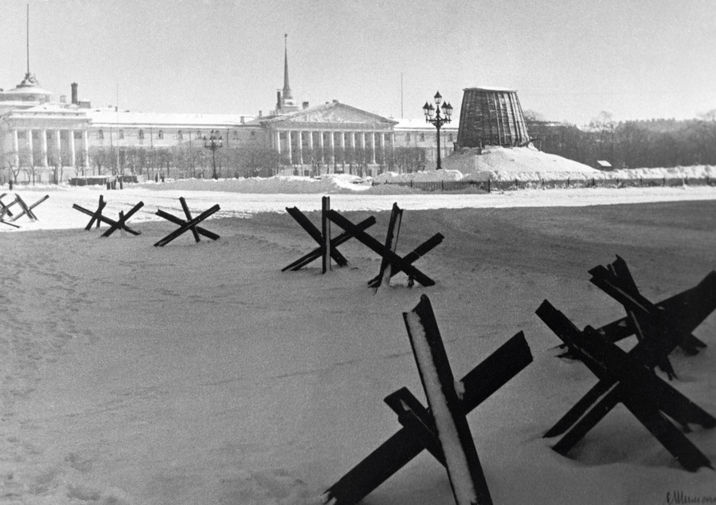 Защитная опалубка для памятника Петру I на Сенатской площади в Ленинграде