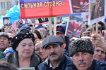 Местные жители во время празднования Дня конституции Чеченской Республики перед Центральной мечетью в Грозном