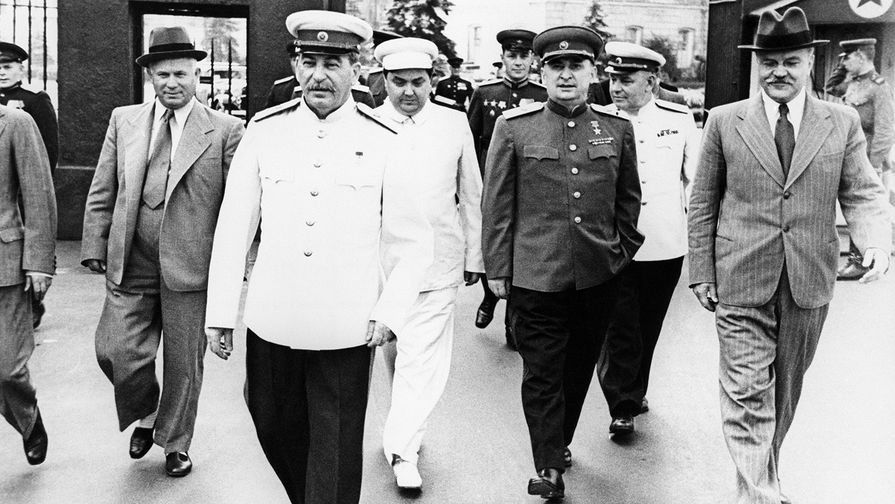 Всесоюзный парад физкультурников 12 августа 1945 года. Никита Хрущев, Иосиф Сталин, Георгий Маленков, Лаврентий Берия, Вячеслав Молотов (слева направо) направляются на Красную площадь, на парад физкультурников