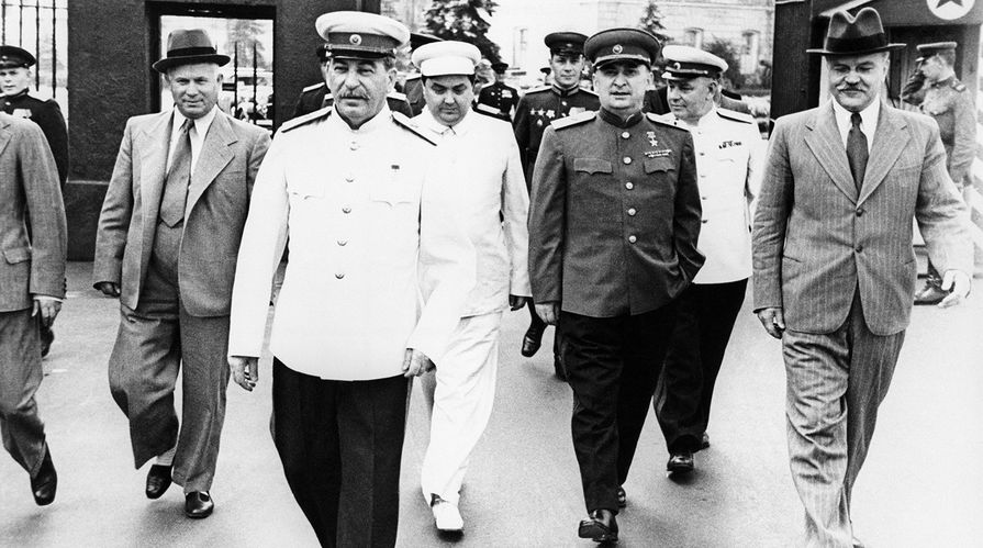 Всесоюзный парад физкультурников 12 августа 1945 года. Никита Хрущев, Иосиф Сталин, Георгий Маленков, Лаврентий Берия, Вячеслав Молотов (слева направо) направляются на Красную площадь, на парад физкультурников
