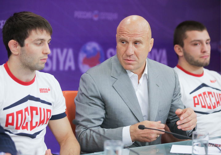 Чемпион Олимпийских игр по вольной борьбе Сослан Рамонов, президент Федерации спортивной борьбы России Михаил Мамиашвили и олимпийский чемпион по греко-римской борьбе Давит Чакветадзе