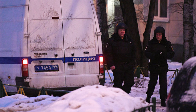 Сотрудники правоохранительных органов на Ельнинской улице на западе Москвы, 27 декабря 2016 года