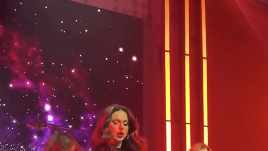 Певица Нюша вышла на сцену в мини-платье с полупрозрачным верхом