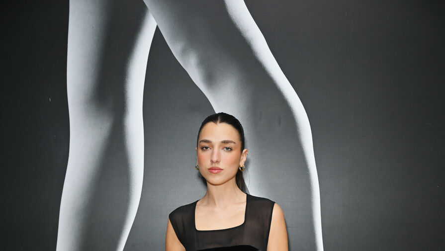 Сестра Дуа Липы Рина вышла на публику в мини-платье