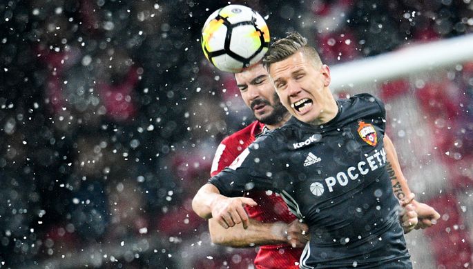 Игрок ЦСКА Понтус Вернблум (на первом плане) и футболист «Спартака» Сердар Таски