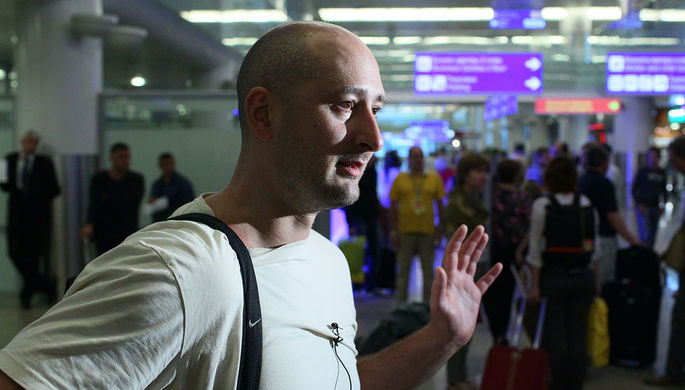 Российский журналист Аркадий Бабченко в аэропорту «Шереметьево» после депортации из...