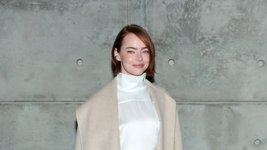 Актриса Эмма Стоун в пальто посетила ужин с сумкой за $3700