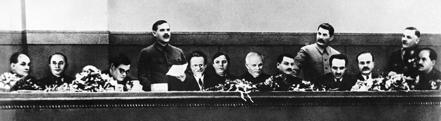 Матвей Шкирятов, Лаврентий Берия, Александр Щербаков, Андрей Андреев, Михаил Калинин, Никита Хрущев, Андрей Жданов, Иосиф Сталин, Анастас Микоян, Вячеслав Молотов, Климент Ворошилов, Лазарь Каганович в президиуме XVIII съезда партии, 1939 год