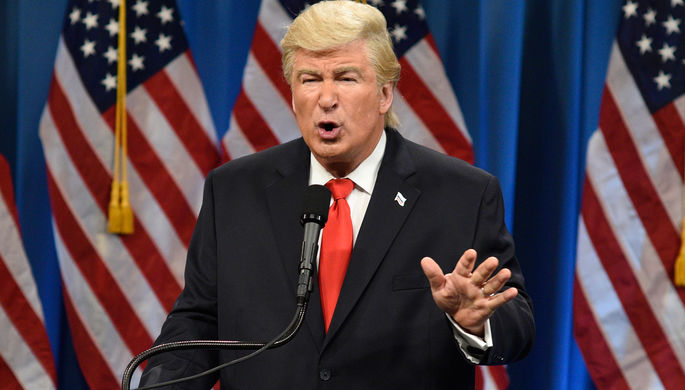 Алек Болдуин в роли Дональда Трампа в выпуске программы Saturday Night Live, январь 2017 года