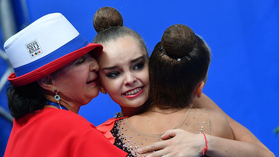 Дина Аверина и Арина Аверина со своим тренером Ириной Винер-Усмановой
