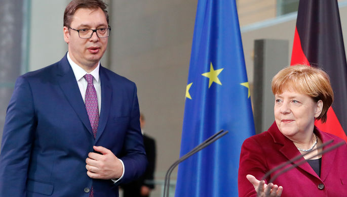 Канцлер ФРГ Ангела Меркель и сербский премьер-министр Александар Вучич перед переговорами в Берлине...