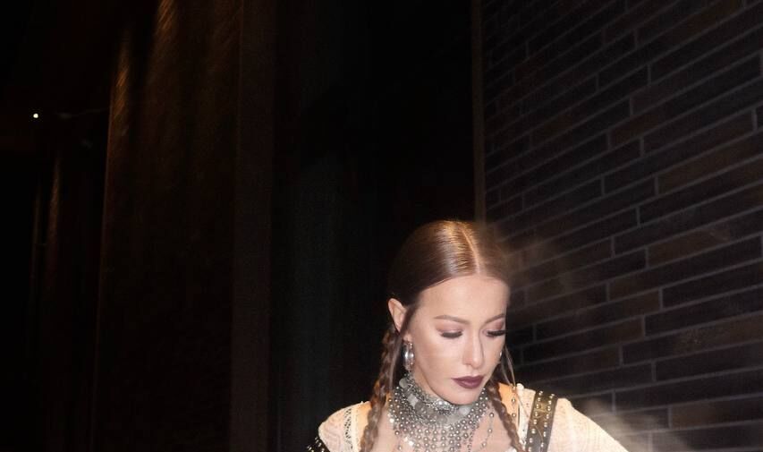 Журналистка Ксения Собчак с двумя косами вышла на публику в образе готической Снегурочки