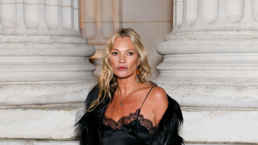 Модель Кейт Мосс пришла на показ в бельевом топе и юбке с разрезом