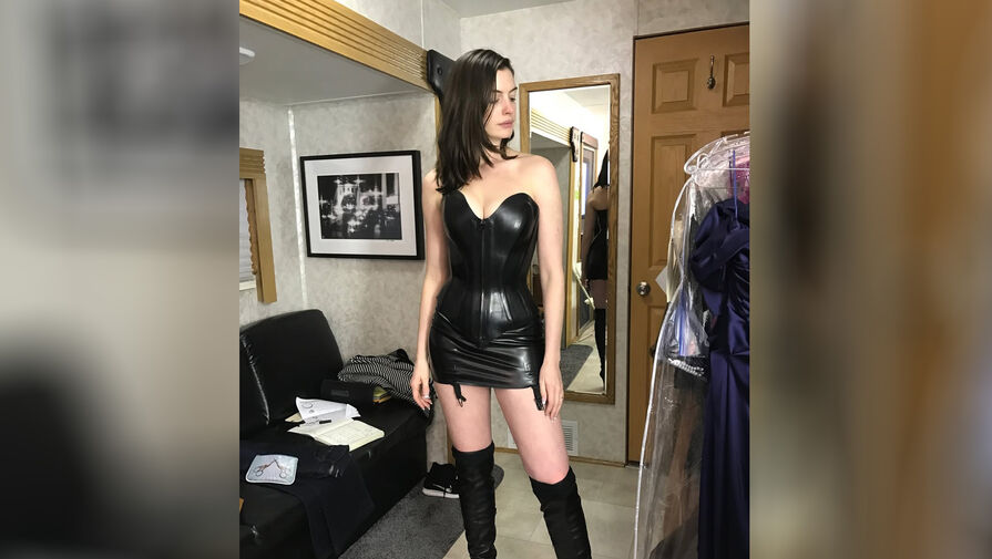 Актриса Энн Хэтэуэй снялась в латексном корсете и мини-юбке