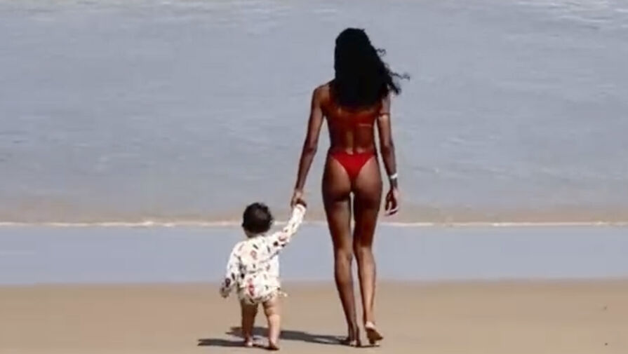 Модель Нара Баптиста опубликовала фото в купальнике с сыном