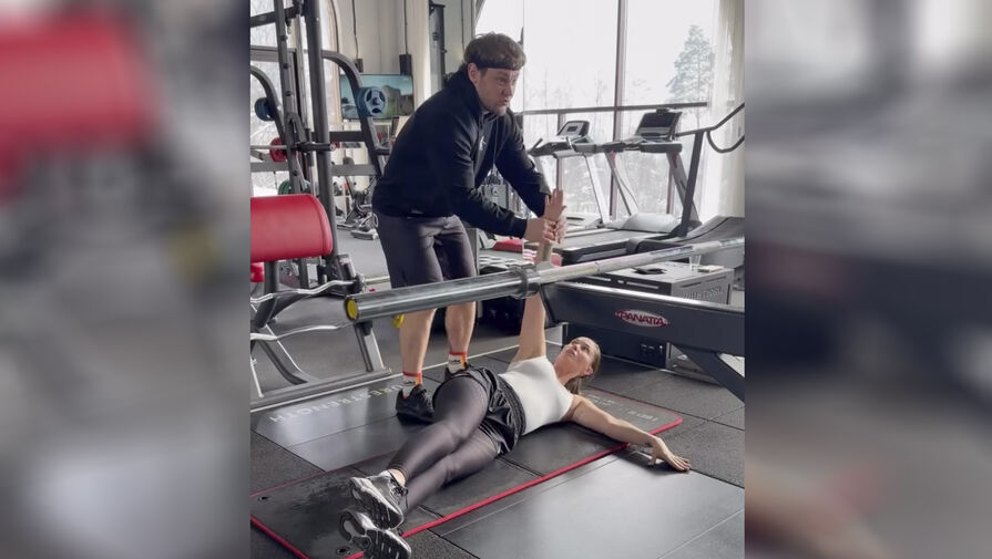 Актриса Агата Муцениеце в легинсах и топе снялась на тренировке