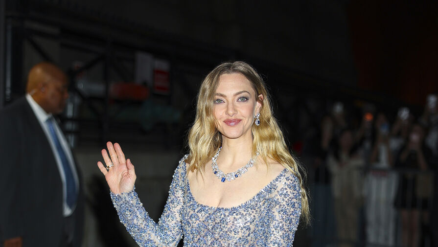 Актриса Аманда Сейфрид появилась на публике в голом мини-платье из страз