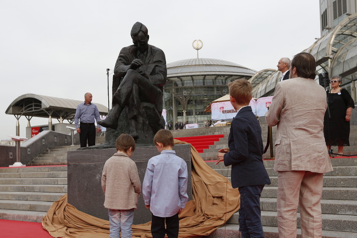 На открытии памятника композитору Д. Шостаковичу у Московского международного дома музыки